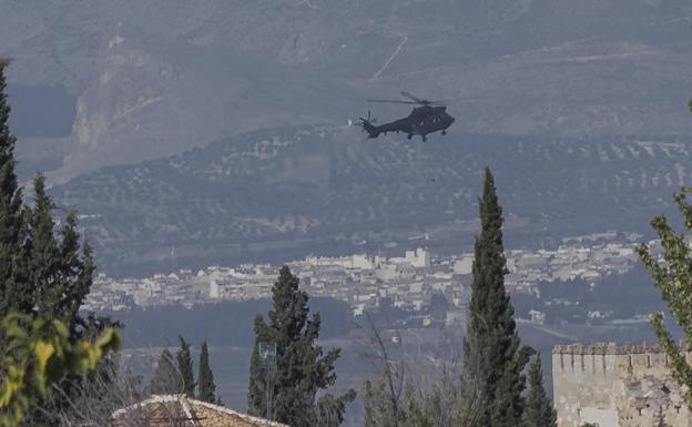 La imagen del helicóptero que ha sobrevolado hoy Granada a baja altura.