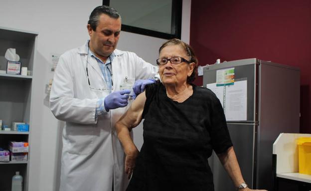 Emilia Ortiz, de 81 años, se ha puesto la vacuna contra la gripe en el primer día de la campaña. 