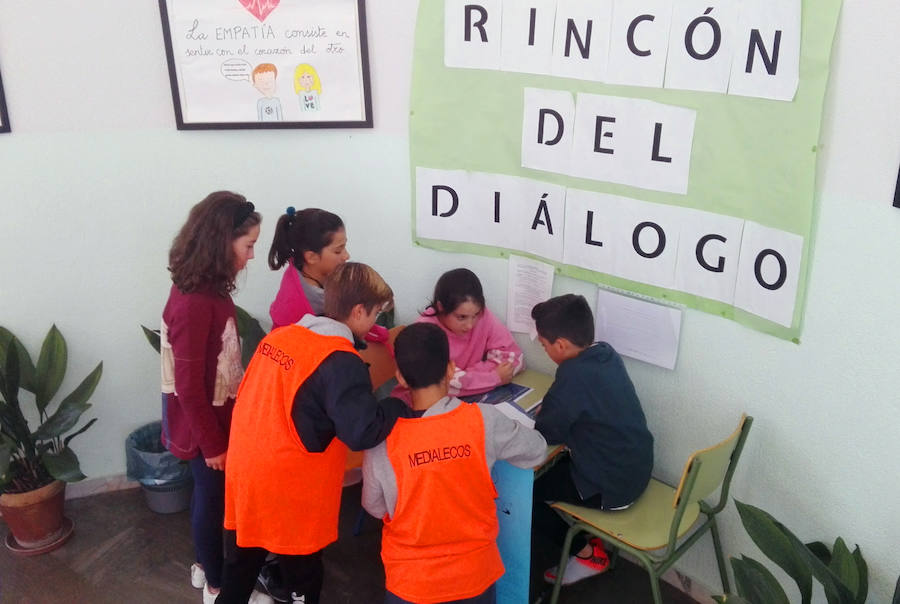 Durante los últimos tres cursos, el centro de educación Infantil y Primaria La Cruz ha convertido a los alumnos en mediadores