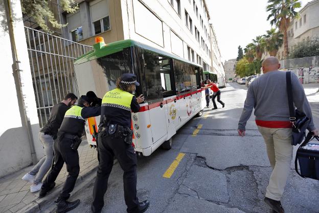 La Policía Local empujó el lunes el tren turístico. 