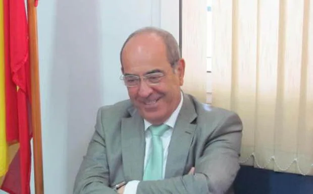 Antonio Gil de Carrasco en su despacho en el Instituto Cervantes de Argel.