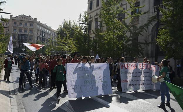 Una manifestación de estudiantes corta la Gran Vía de Granada durante una hora