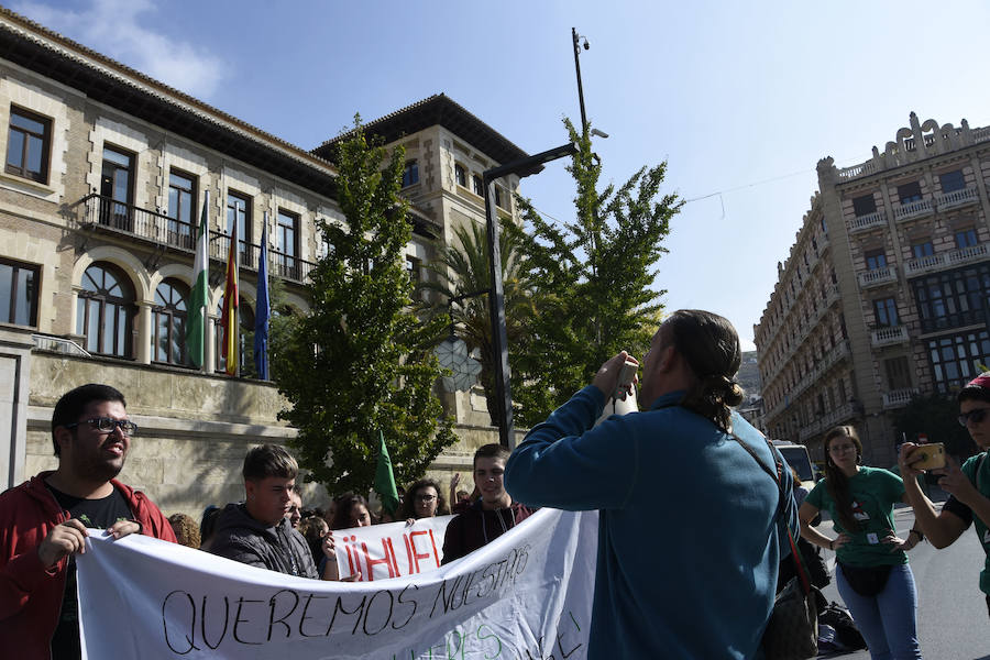 Alrededor de un centenar de personas han secundado la protesta que ha arrancado a mediodía de la sede de la Junta y se ha desplazado al Rectorado de la UGR