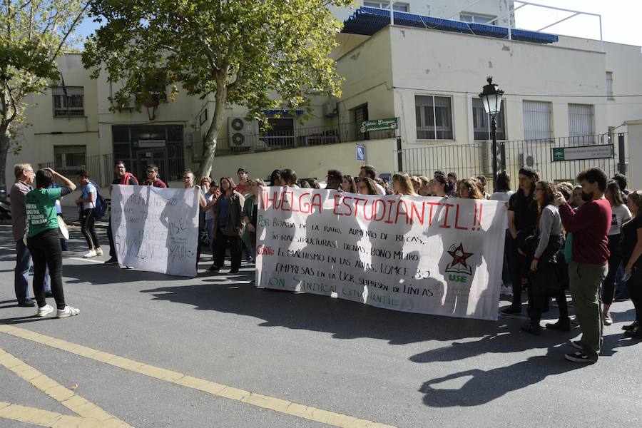 Alrededor de un centenar de personas han secundado la protesta que ha arrancado a mediodía de la sede de la Junta y se ha desplazado al Rectorado de la UGR