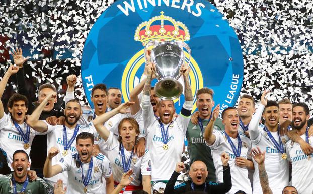 Sergio Ramos alza la Champions conquistada por el Real Madrid en Kiev. 