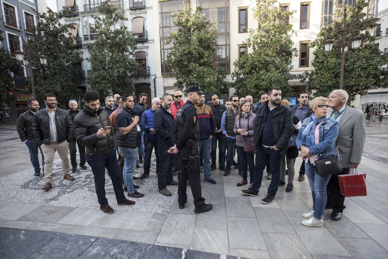 Es la forma de criticar que han acordado estos comerciantes para mostrarse en contra de la normativa municipal que establece las condiciones de cartelería y expositores para la zona centro de la ciudad así como las sanciones para quienes no la cumplan