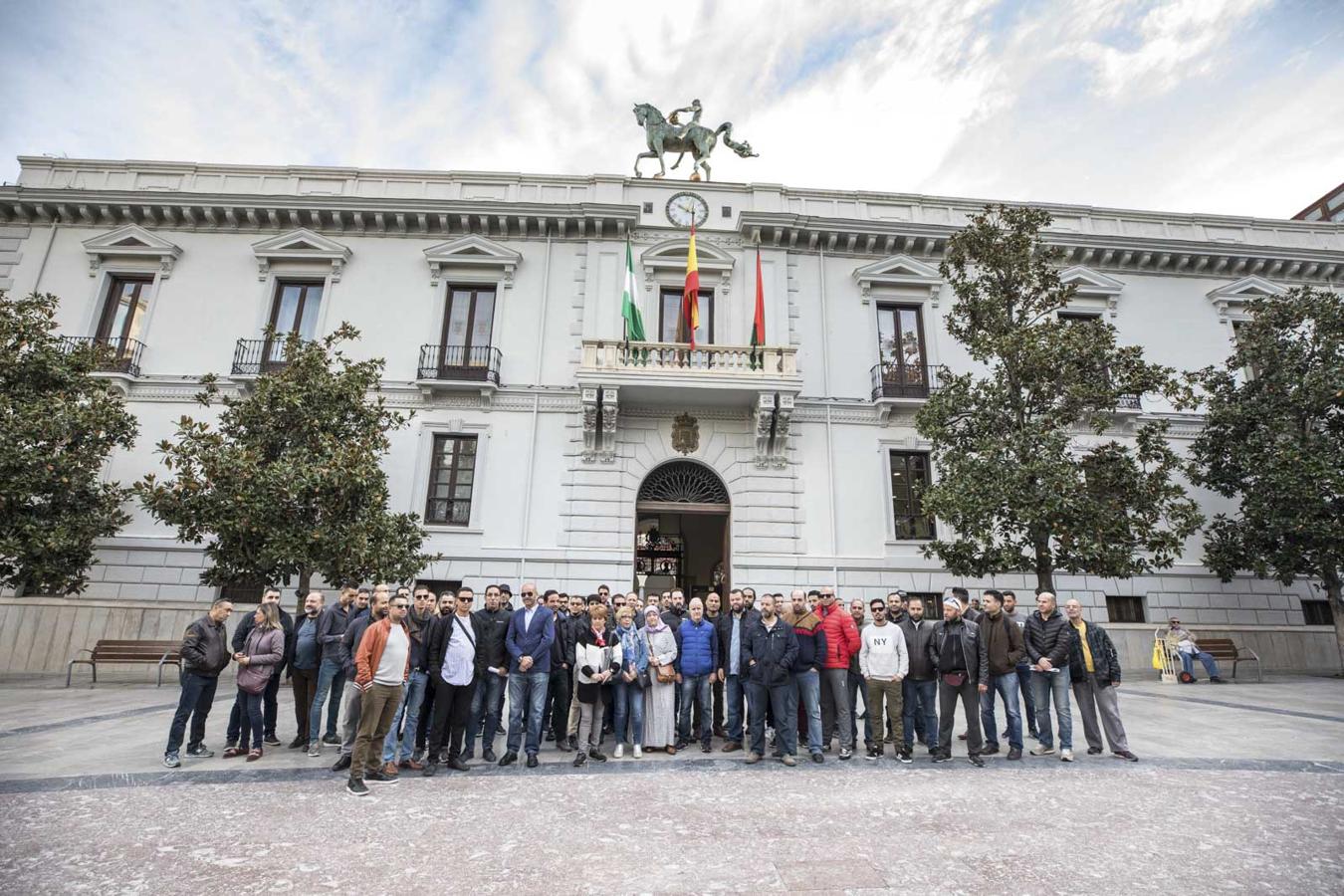 Es la forma de criticar que han acordado estos comerciantes para mostrarse en contra de la normativa municipal que establece las condiciones de cartelería y expositores para la zona centro de la ciudad así como las sanciones para quienes no la cumplan