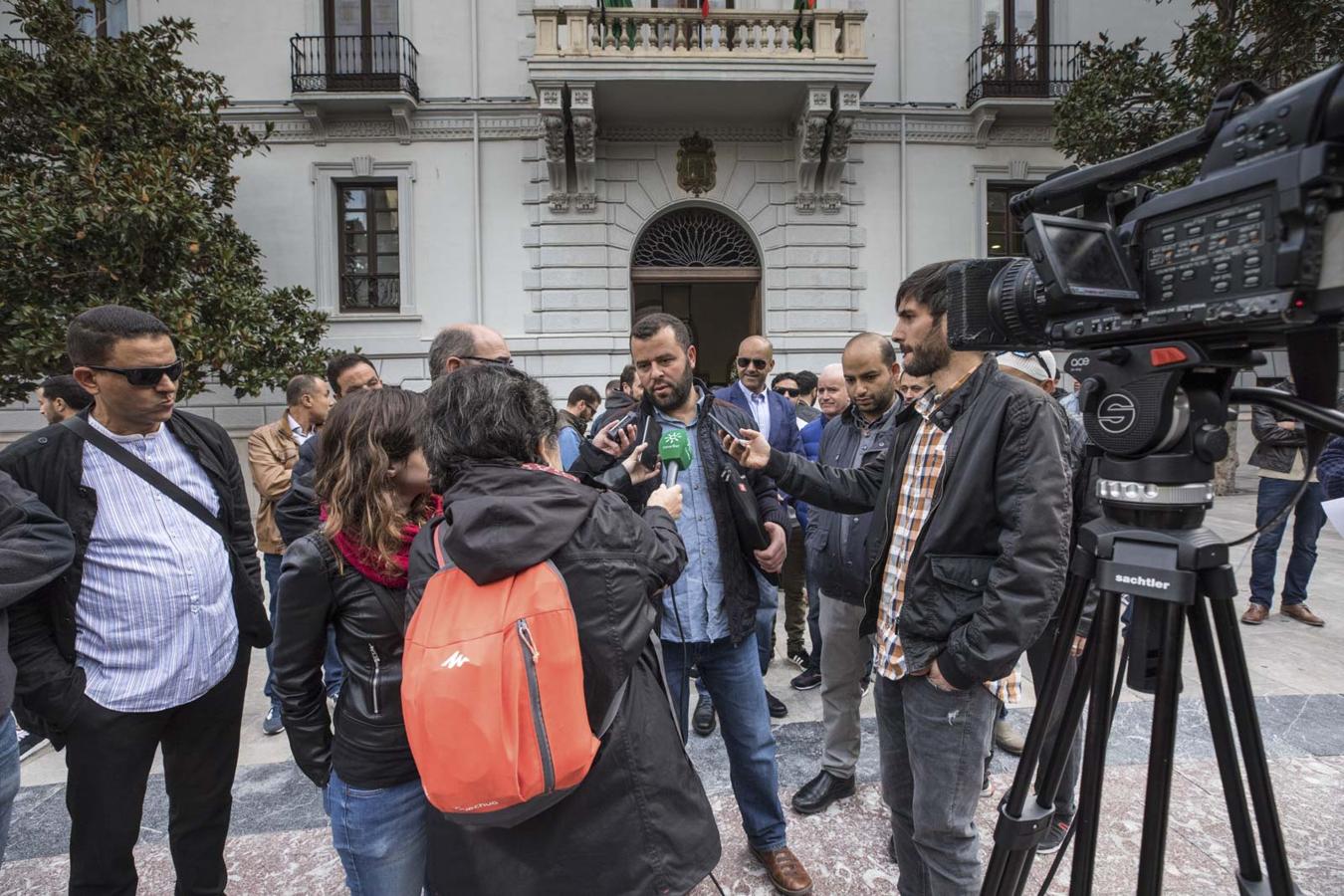 Es la forma de criticar que han acordado estos comerciantes para mostrarse en contra de la normativa municipal que establece las condiciones de cartelería y expositores para la zona centro de la ciudad así como las sanciones para quienes no la cumplan