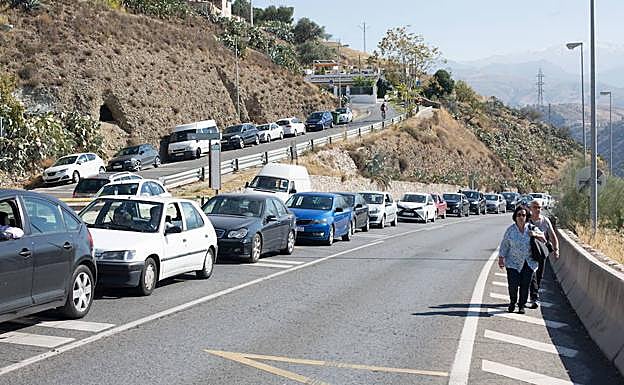 Atascos en la subida al cementerio de Granada con motivo de la festividad de Todos los Santos. 