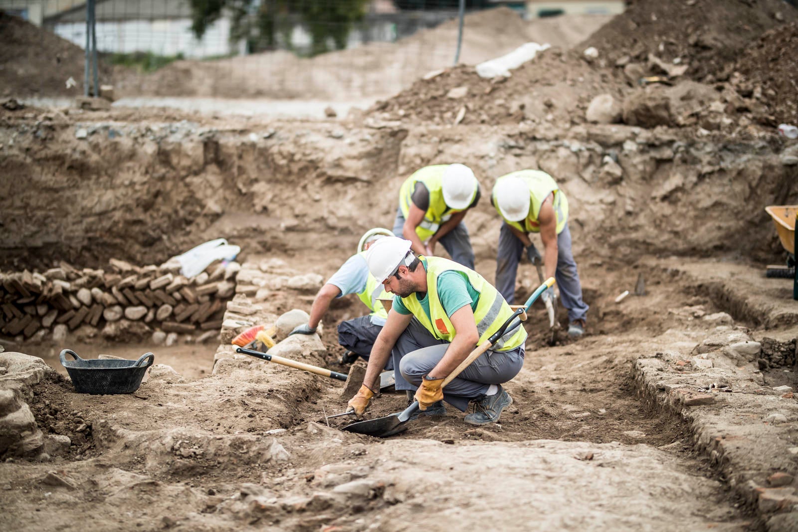 La excavación llevada a cabo desde el pasado 3 de septiembre en el yacimiento arqueológico situado en los suelos del antiguo complejo militar de Mondragones, en pleno centro de Granada, confirman la existencia de restos de termas, edificios civiles y callejero entre los siglos III y IV de la era actual