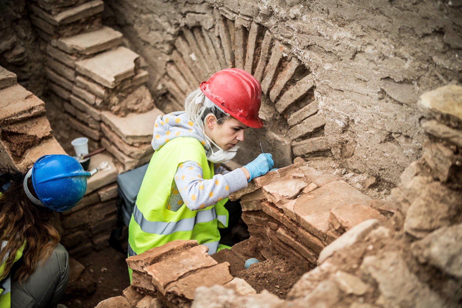 La excavación llevada a cabo desde el pasado 3 de septiembre en el yacimiento arqueológico situado en los suelos del antiguo complejo militar de Mondragones, en pleno centro de Granada, confirman la existencia de restos de termas, edificios civiles y callejero entre los siglos III y IV de la era actual