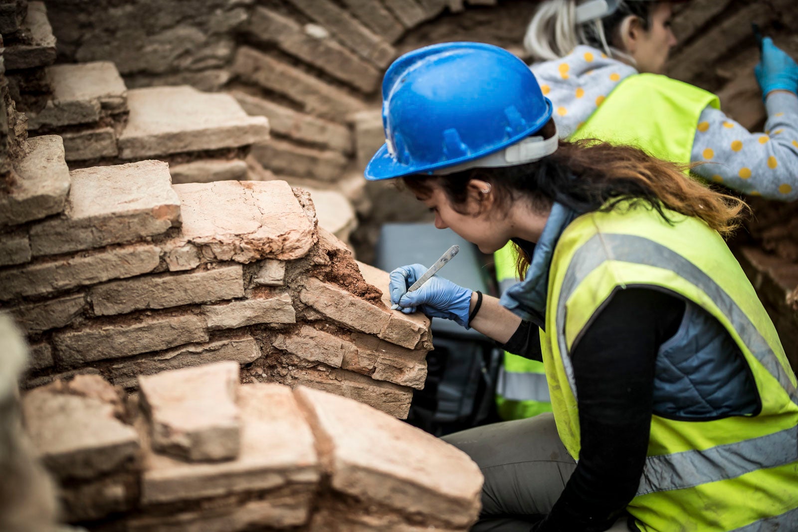 La excavación llevada a cabo desde el pasado 3 de septiembre en el yacimiento arqueológico situado en los suelos del antiguo complejo militar de Mondragones, en pleno centro de Granada, confirman la existencia de restos de termas, edificios civiles y callejero entre los siglos III y IV de la era actual