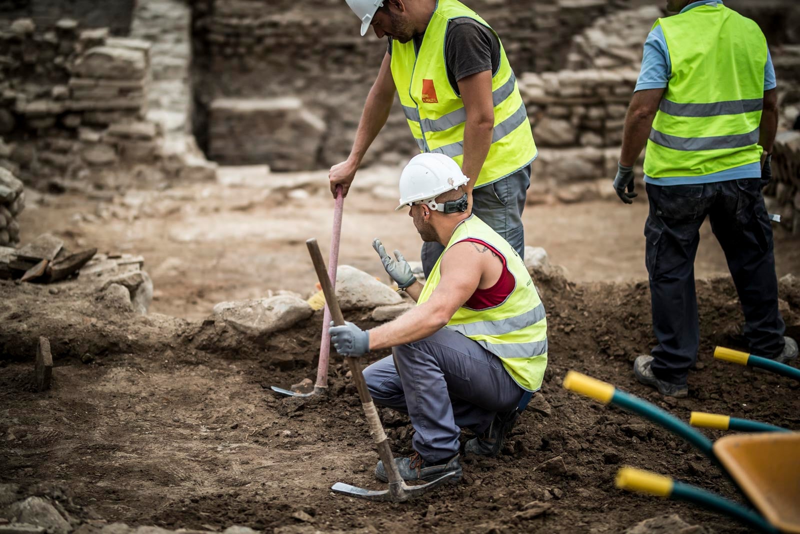 La excavación llevada a cabo desde el pasado 3 de septiembre en el yacimiento arqueológico situado en los suelos del antiguo complejo militar de Mondragones, en pleno centro de Granada, confirman la existencia de restos de termas, edificios civiles y callejero entre los siglos III y IV de la era actual