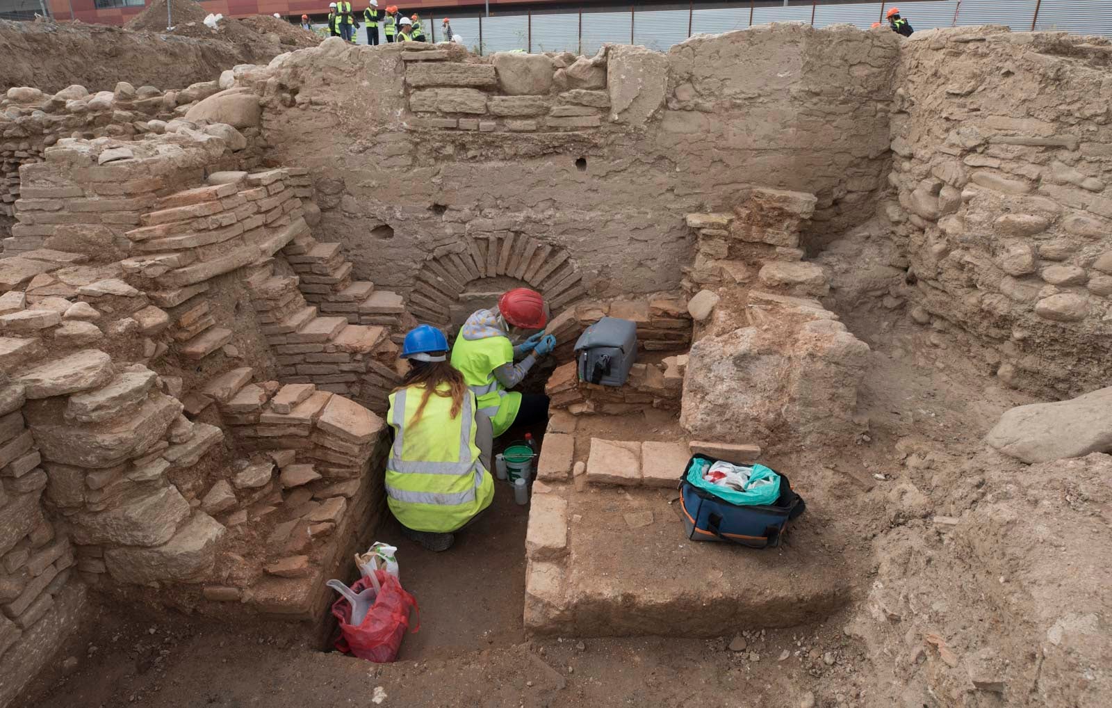 La excavación llevada a cabo desde el pasado 3 de septiembre en el yacimiento arqueológico situado en los suelos del antiguo complejo militar de Mondragones, en pleno centro de Granada, confirman la existencia de restos de termas, edificios civiles y callejero entre los siglos III y IV de la era actual