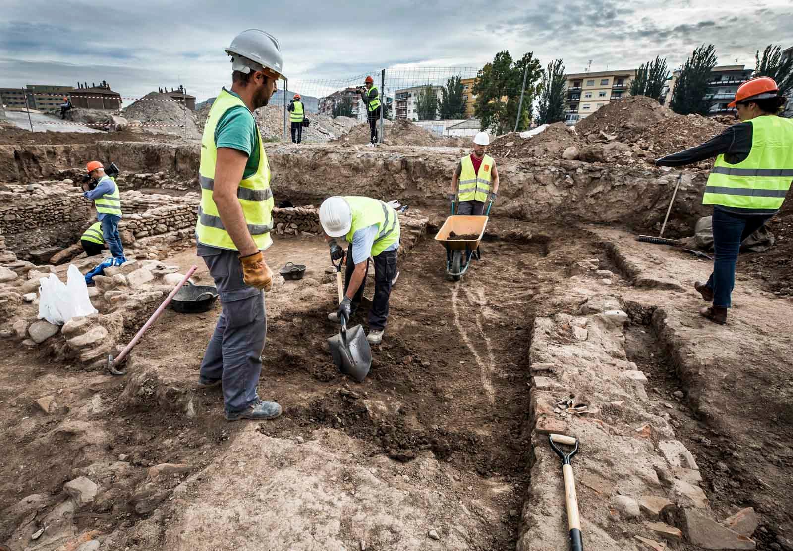 La excavación llevada a cabo desde el pasado 3 de septiembre en el yacimiento arqueológico situado en los suelos del antiguo complejo militar de Mondragones, en pleno centro de Granada, confirman la existencia de restos de termas, edificios civiles y callejero entre los siglos III y IV de la era actual