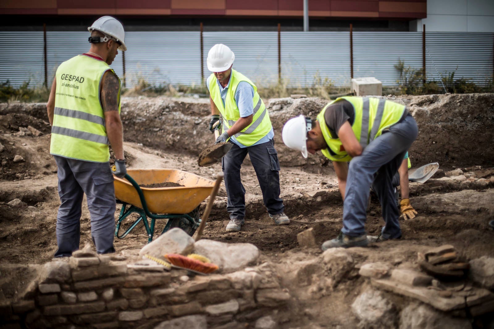 La excavación llevada a cabo desde el pasado 3 de septiembre en el yacimiento arqueológico situado en los suelos del antiguo complejo militar de Mondragones, en pleno centro de Granada, confirman la existencia de restos de termas, edificios civiles y callejero entre los siglos III y IV de la era actual