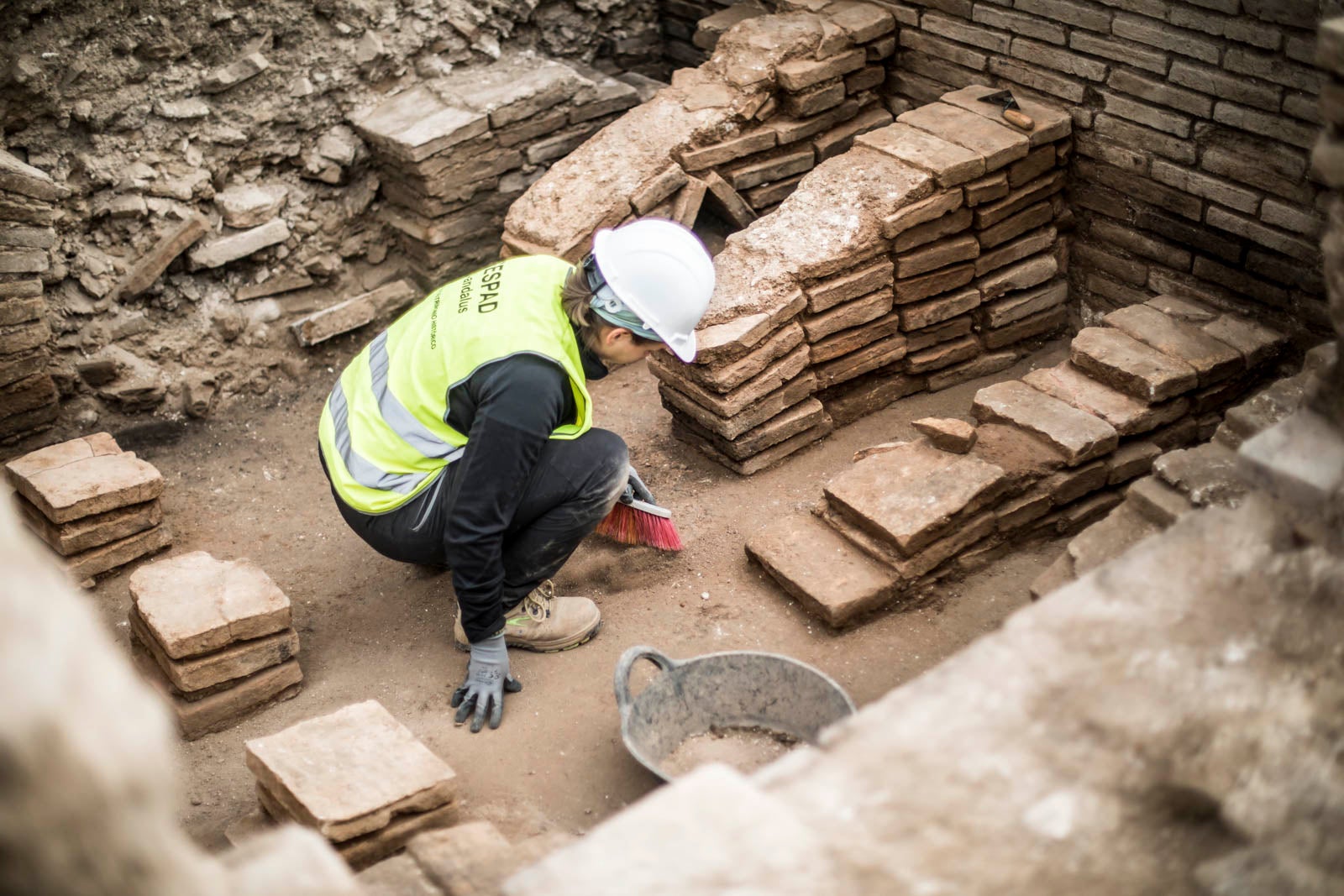 La excavación llevada a cabo desde el pasado 3 de septiembre en el yacimiento arqueológico situado en los suelos del antiguo complejo militar de Mondragones, en pleno centro de Granada, confirman la existencia de restos de termas, edificios civiles y callejero entre los siglos III y IV de la era actual