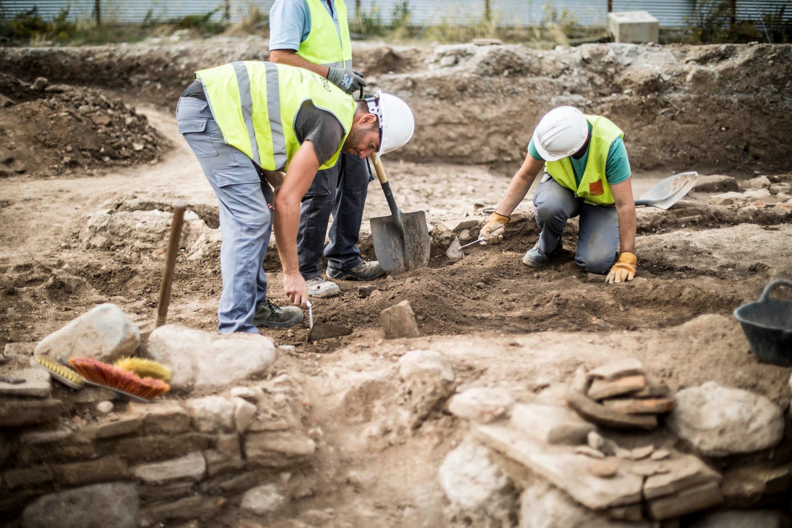 La excavación llevada a cabo desde el pasado 3 de septiembre en el yacimiento arqueológico situado en los suelos del antiguo complejo militar de Mondragones, en pleno centro de Granada, confirman la existencia de restos de termas, edificios civiles y callejero entre los siglos III y IV de la era actual