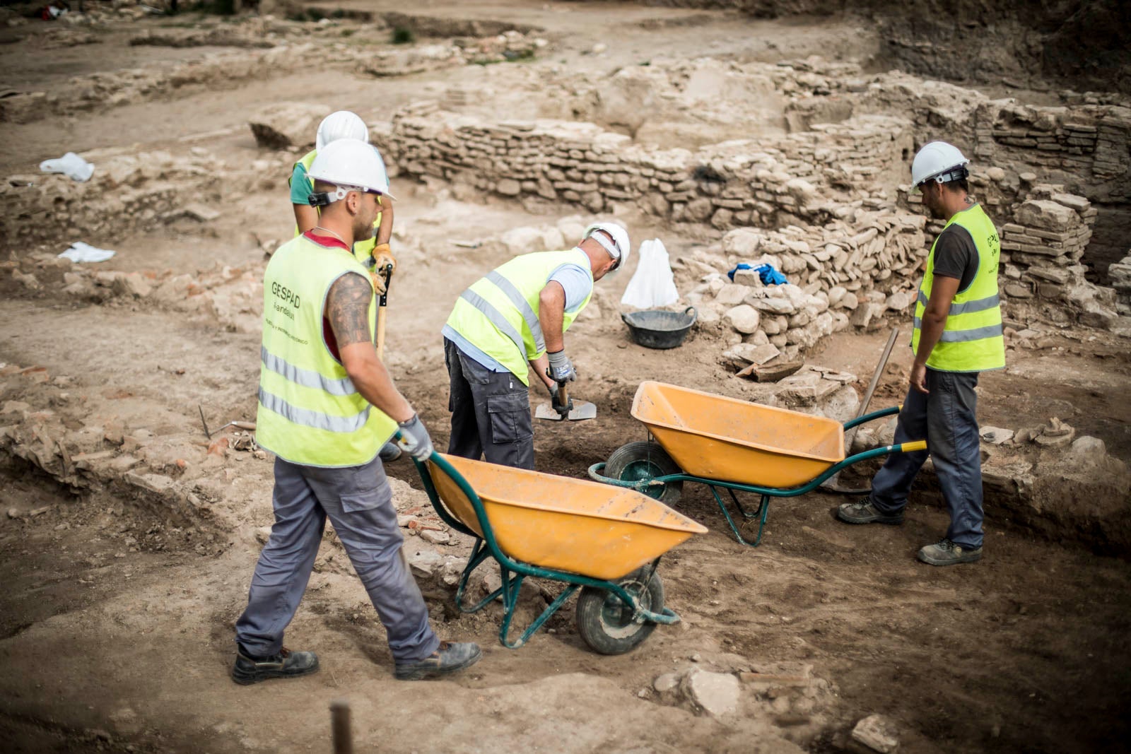 La excavación llevada a cabo desde el pasado 3 de septiembre en el yacimiento arqueológico situado en los suelos del antiguo complejo militar de Mondragones, en pleno centro de Granada, confirman la existencia de restos de termas, edificios civiles y callejero entre los siglos III y IV de la era actual
