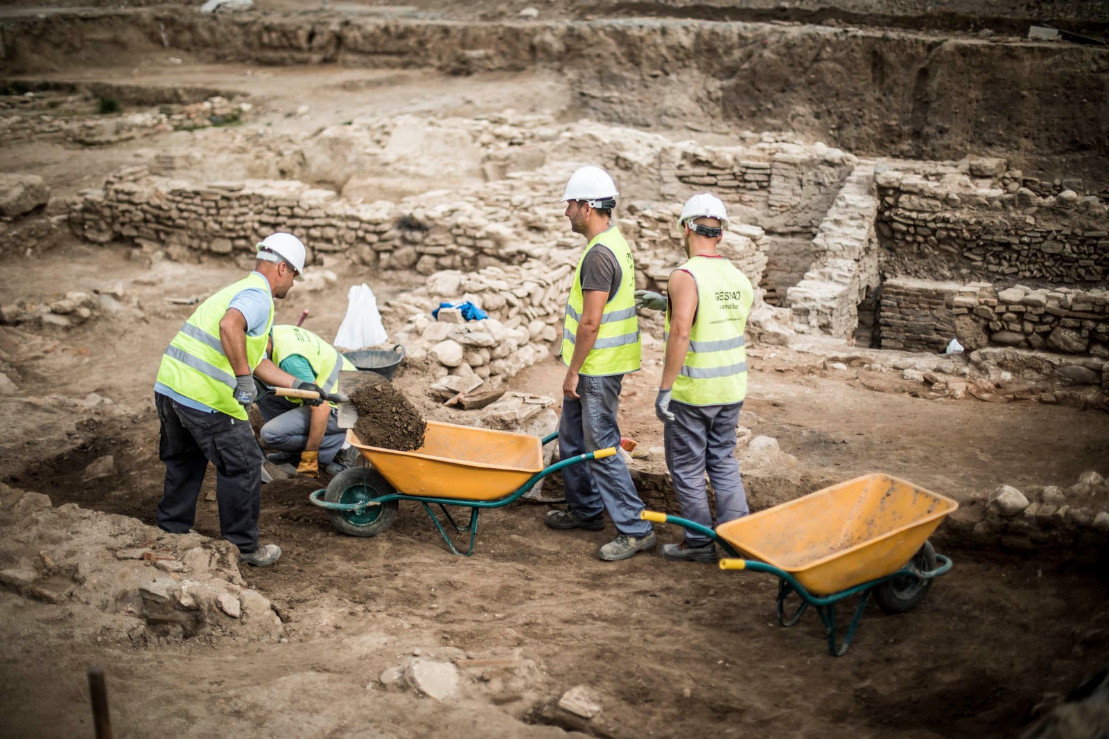 La excavación llevada a cabo desde el pasado 3 de septiembre en el yacimiento arqueológico situado en los suelos del antiguo complejo militar de Mondragones, en pleno centro de Granada, confirman la existencia de restos de termas, edificios civiles y callejero entre los siglos III y IV de la era actual