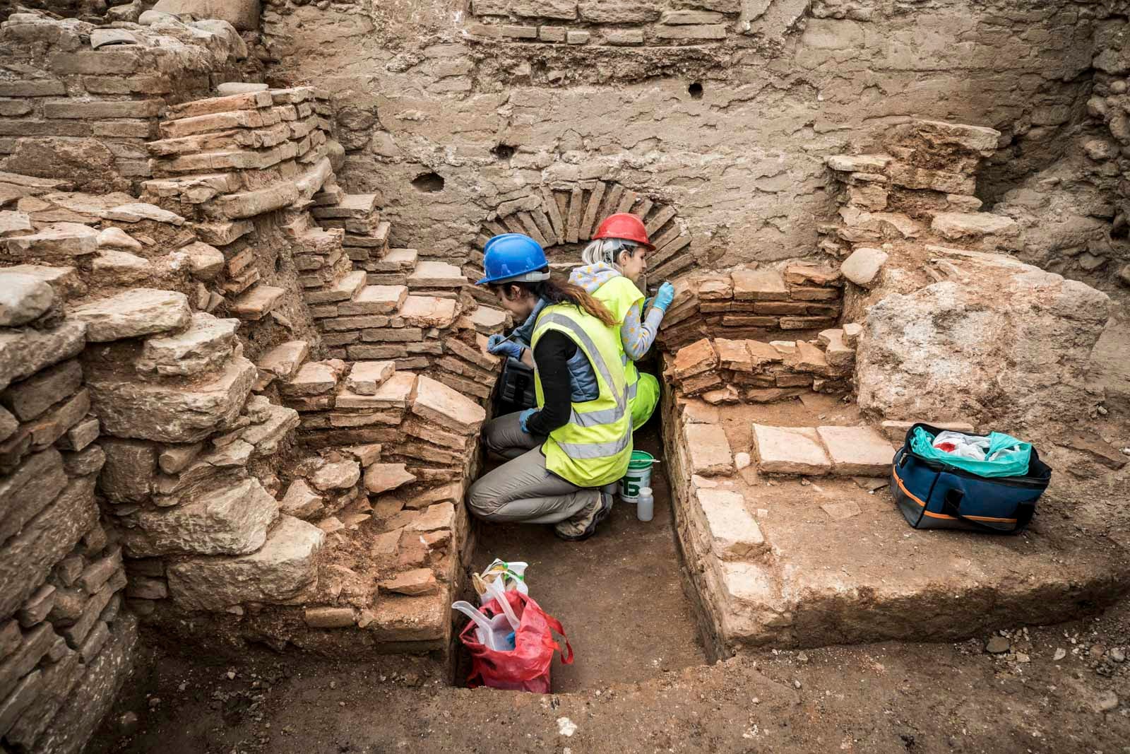 La excavación llevada a cabo desde el pasado 3 de septiembre en el yacimiento arqueológico situado en los suelos del antiguo complejo militar de Mondragones, en pleno centro de Granada, confirman la existencia de restos de termas, edificios civiles y callejero entre los siglos III y IV de la era actual