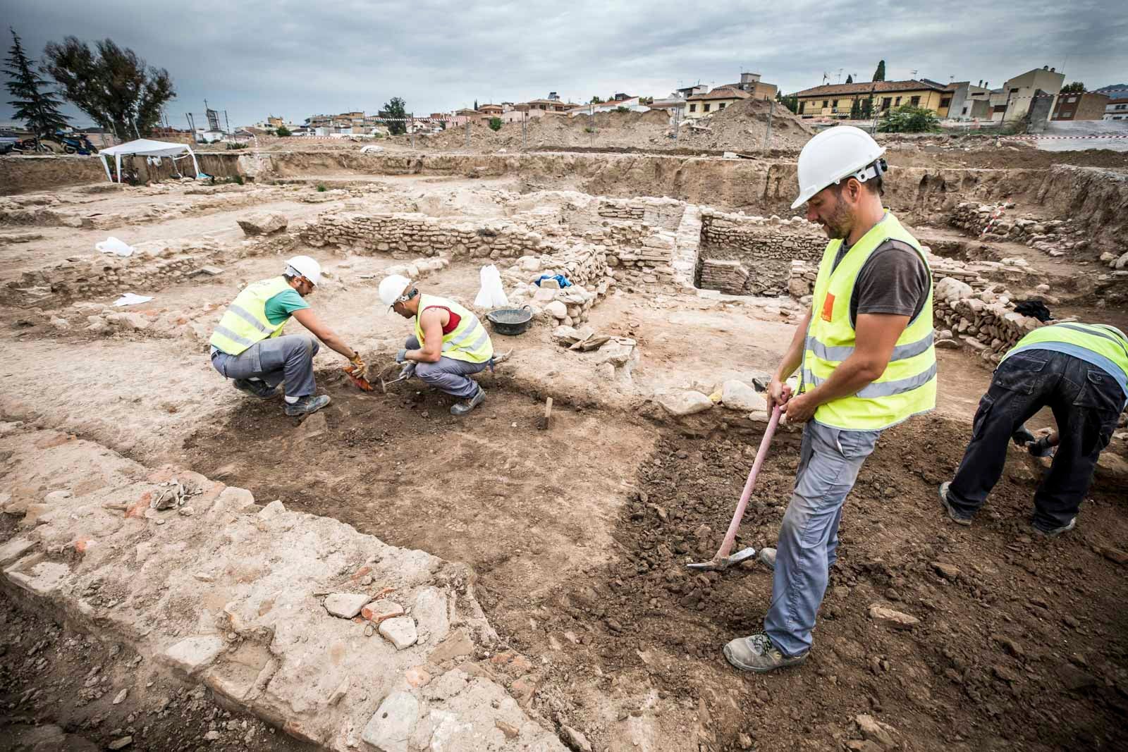 La excavación llevada a cabo desde el pasado 3 de septiembre en el yacimiento arqueológico situado en los suelos del antiguo complejo militar de Mondragones, en pleno centro de Granada, confirman la existencia de restos de termas, edificios civiles y callejero entre los siglos III y IV de la era actual