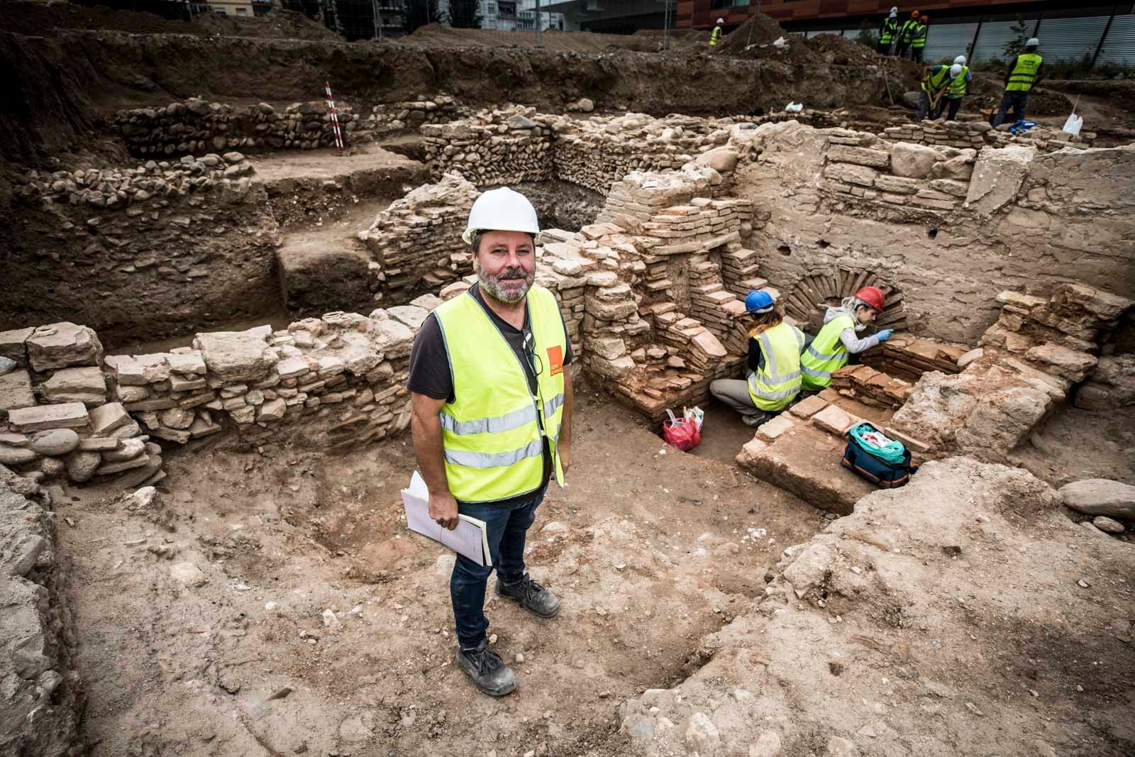 La excavación llevada a cabo desde el pasado 3 de septiembre en el yacimiento arqueológico situado en los suelos del antiguo complejo militar de Mondragones, en pleno centro de Granada, confirman la existencia de restos de termas, edificios civiles y callejero entre los siglos III y IV de la era actual