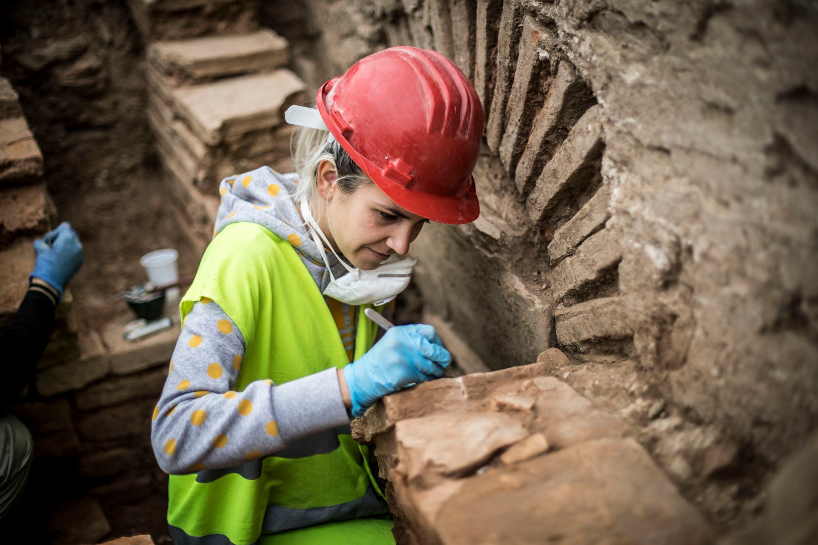 La excavación llevada a cabo desde el pasado 3 de septiembre en el yacimiento arqueológico situado en los suelos del antiguo complejo militar de Mondragones, en pleno centro de Granada, confirman la existencia de restos de termas, edificios civiles y callejero entre los siglos III y IV de la era actual
