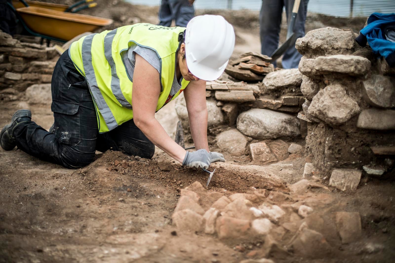 La excavación llevada a cabo desde el pasado 3 de septiembre en el yacimiento arqueológico situado en los suelos del antiguo complejo militar de Mondragones, en pleno centro de Granada, confirman la existencia de restos de termas, edificios civiles y callejero entre los siglos III y IV de la era actual