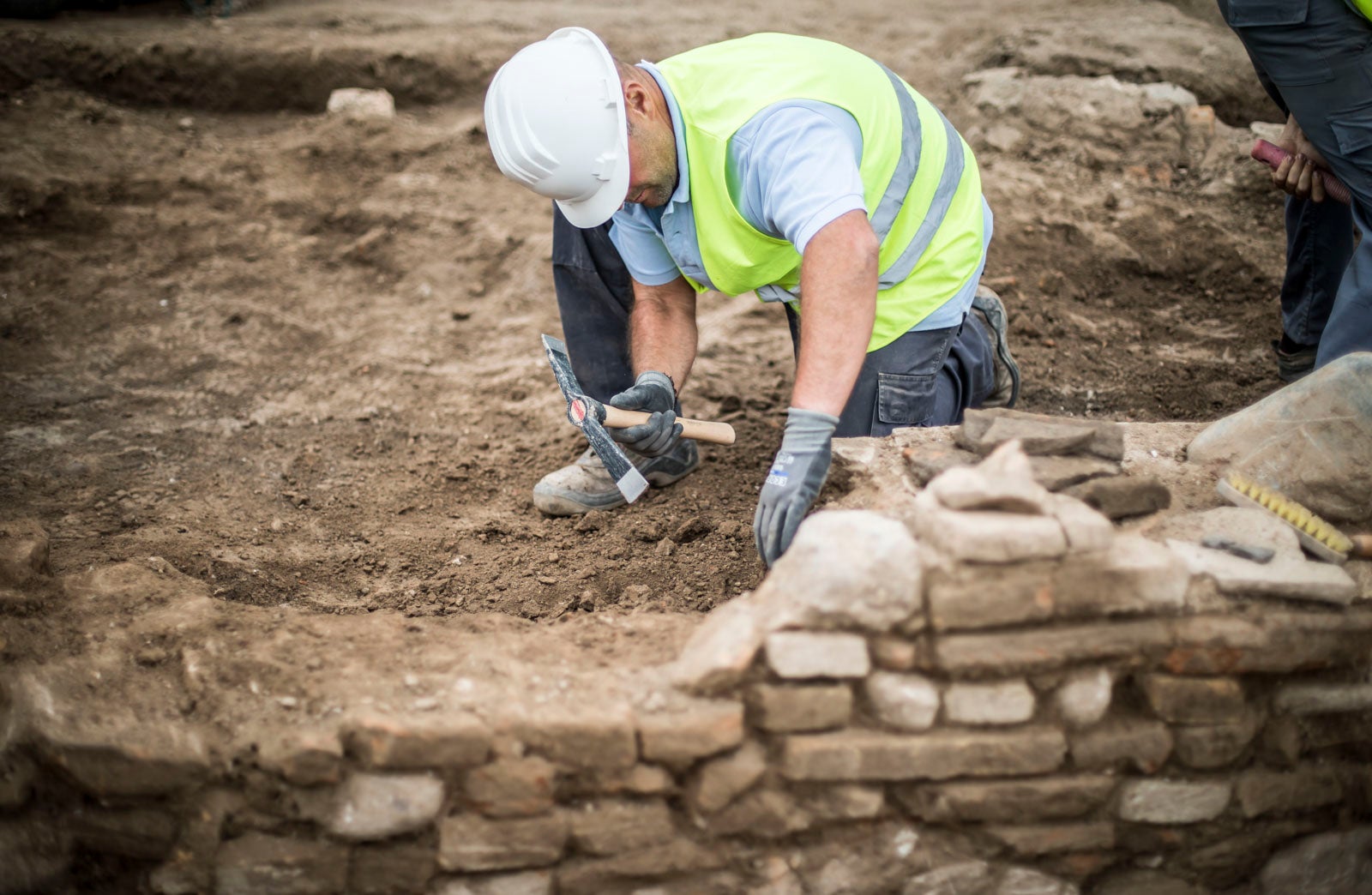 La excavación llevada a cabo desde el pasado 3 de septiembre en el yacimiento arqueológico situado en los suelos del antiguo complejo militar de Mondragones, en pleno centro de Granada, confirman la existencia de restos de termas, edificios civiles y callejero entre los siglos III y IV de la era actual