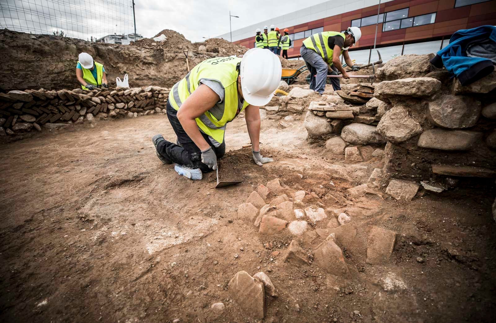 La excavación llevada a cabo desde el pasado 3 de septiembre en el yacimiento arqueológico situado en los suelos del antiguo complejo militar de Mondragones, en pleno centro de Granada, confirman la existencia de restos de termas, edificios civiles y callejero entre los siglos III y IV de la era actual