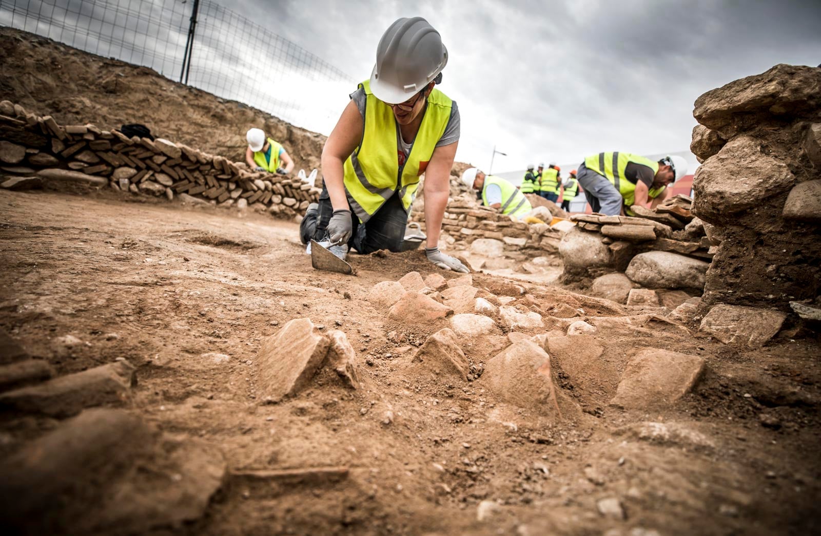 La excavación llevada a cabo desde el pasado 3 de septiembre en el yacimiento arqueológico situado en los suelos del antiguo complejo militar de Mondragones, en pleno centro de Granada, confirman la existencia de restos de termas, edificios civiles y callejero entre los siglos III y IV de la era actual
