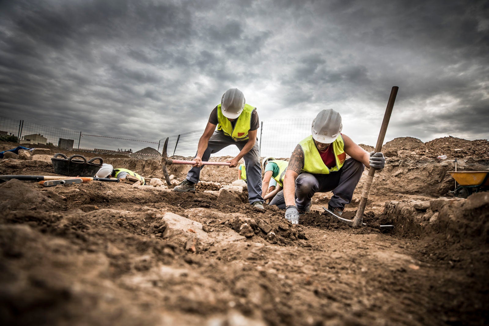 La excavación llevada a cabo desde el pasado 3 de septiembre en el yacimiento arqueológico situado en los suelos del antiguo complejo militar de Mondragones, en pleno centro de Granada, confirman la existencia de restos de termas, edificios civiles y callejero entre los siglos III y IV de la era actual