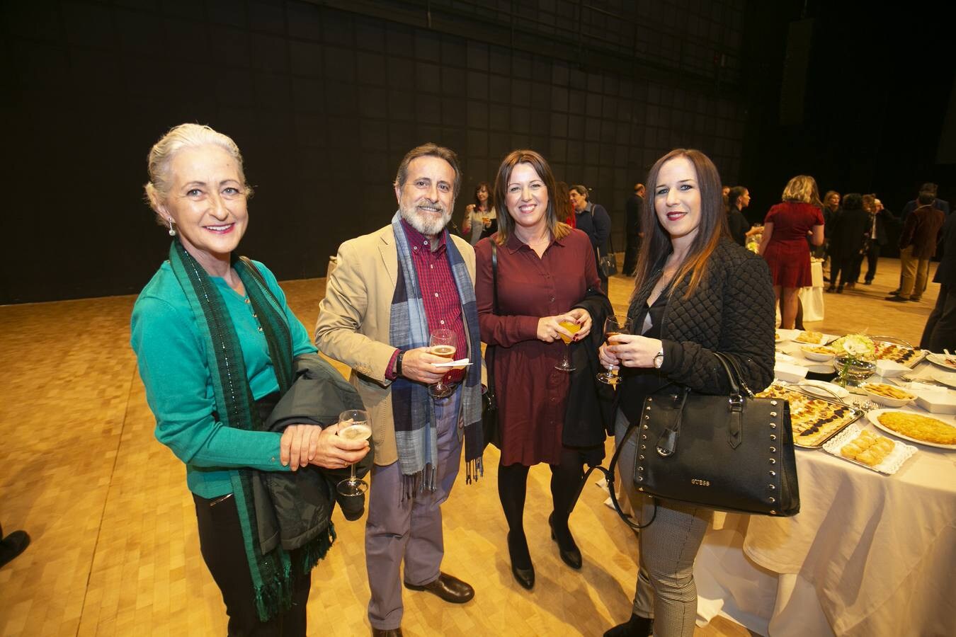 Numerosos rostros conocidos en el acto celebrado en el Teatro de Caja Granada