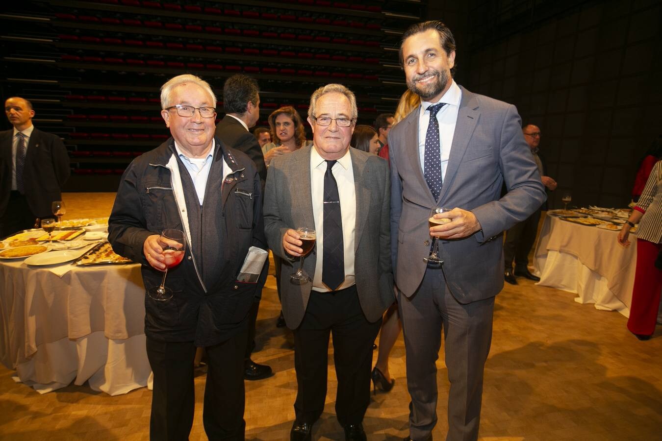 Numerosos rostros conocidos en el acto celebrado en el Teatro de Caja Granada