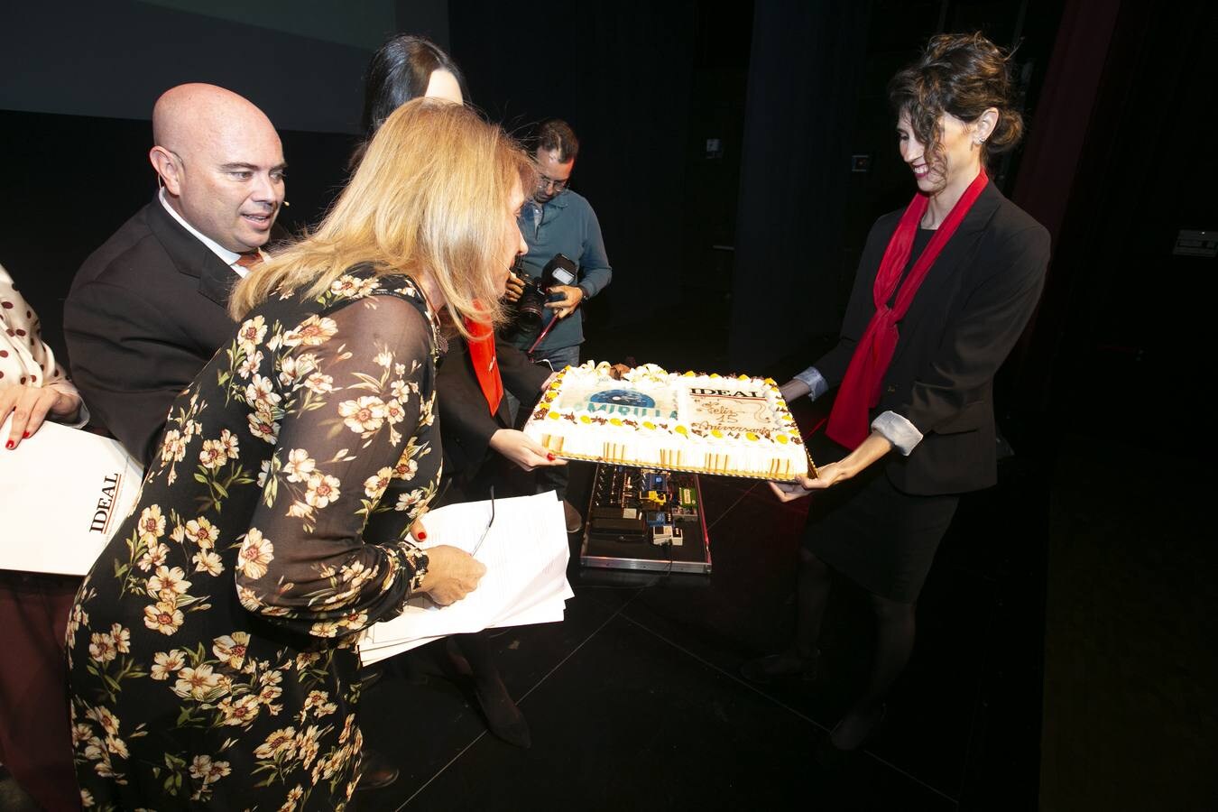 Numerosos rostros conocidos en el acto celebrado en el Teatro de Caja Granada