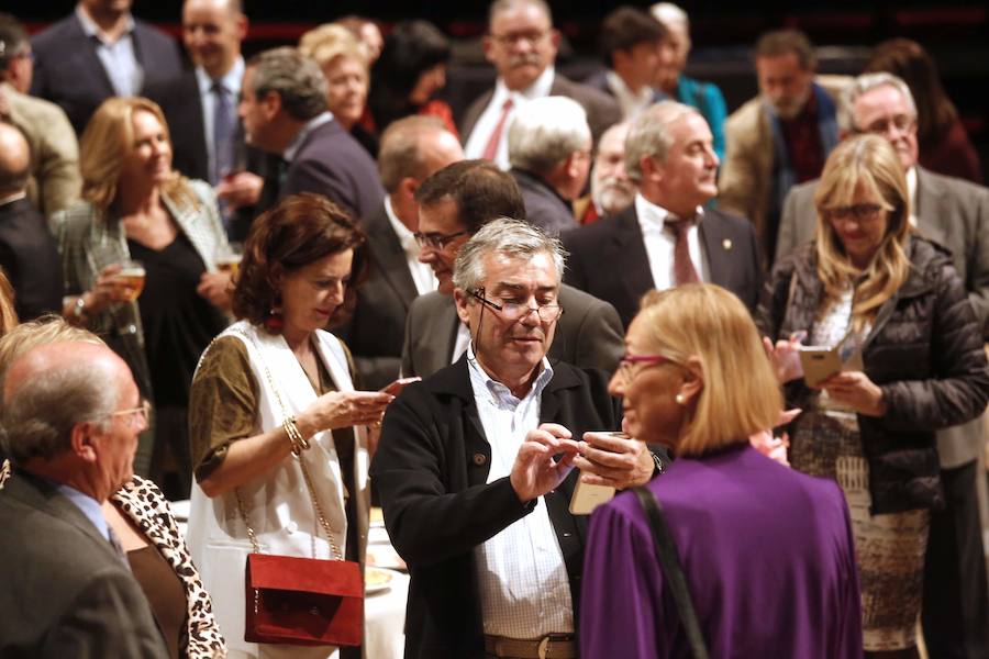 Numerosos rostros conocidos en el acto celebrado en el Teatro de Caja Granada