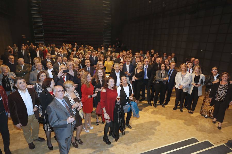 Numerosos rostros conocidos en el acto celebrado en el Teatro de Caja Granada