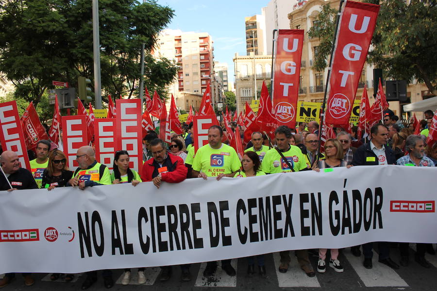 «¡Cemex no se cierra, antes a la guerra!»