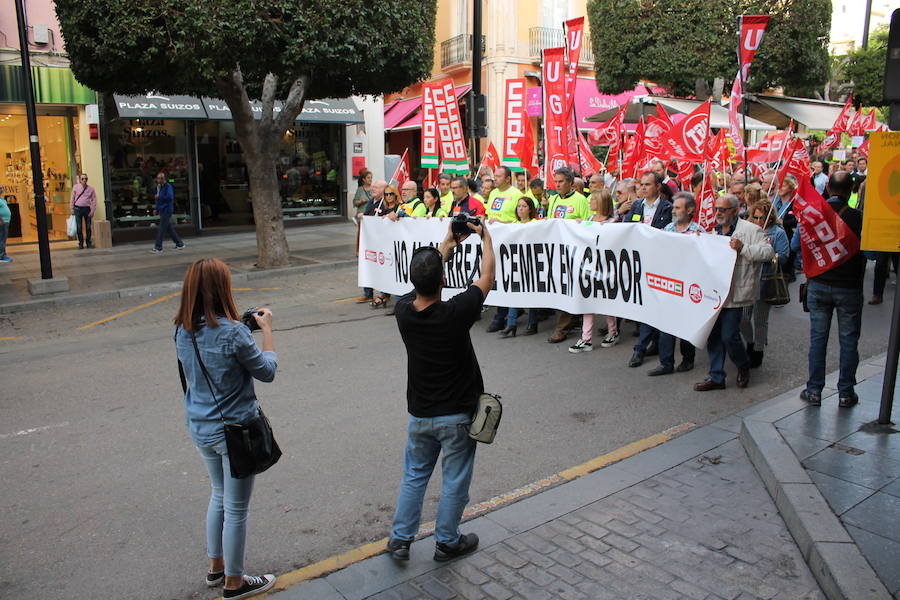 «¡Cemex no se cierra, antes a la guerra!»