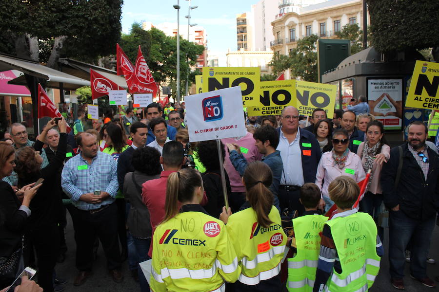 «¡Cemex no se cierra, antes a la guerra!»