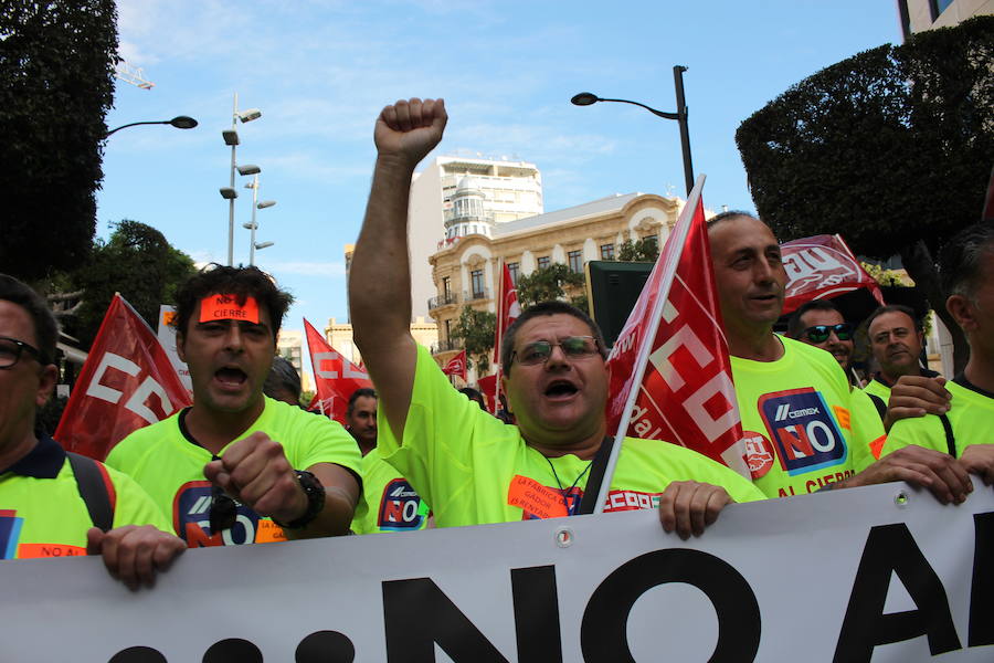 «¡Cemex no se cierra, antes a la guerra!»