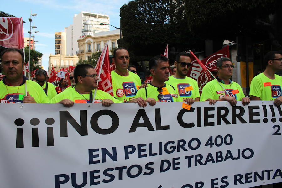 «¡Cemex no se cierra, antes a la guerra!»