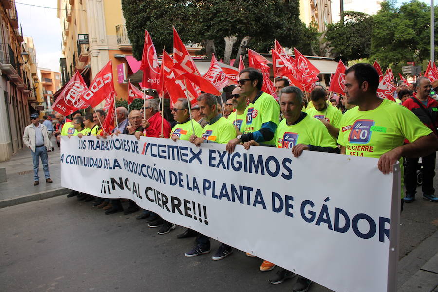 «¡Cemex no se cierra, antes a la guerra!»