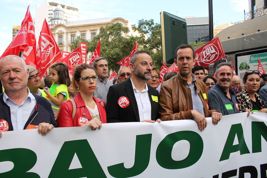 «¡Cemex no se cierra, antes a la guerra!»