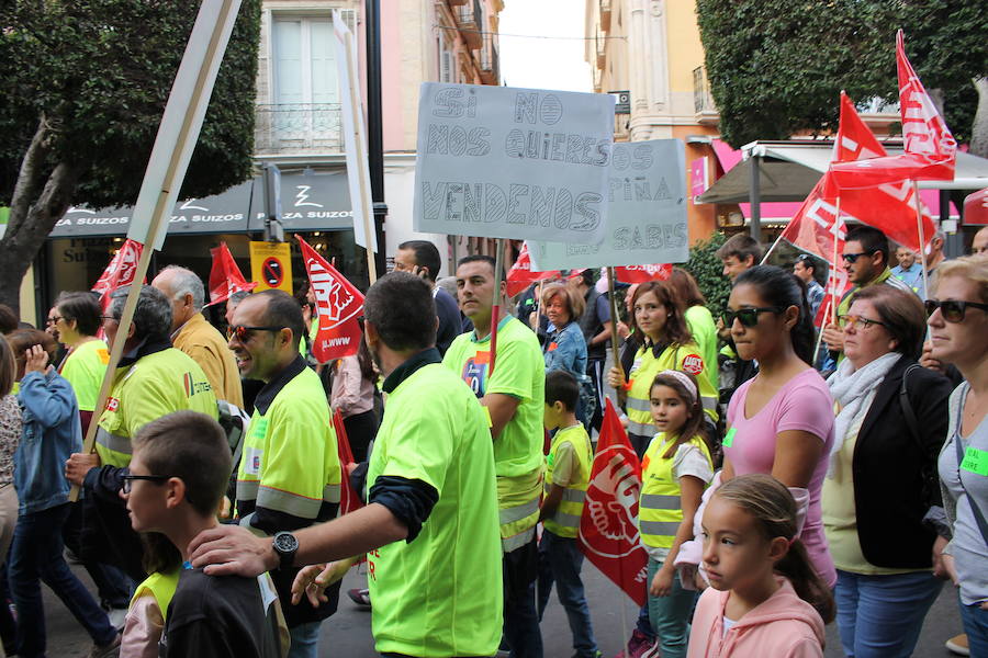 «¡Cemex no se cierra, antes a la guerra!»