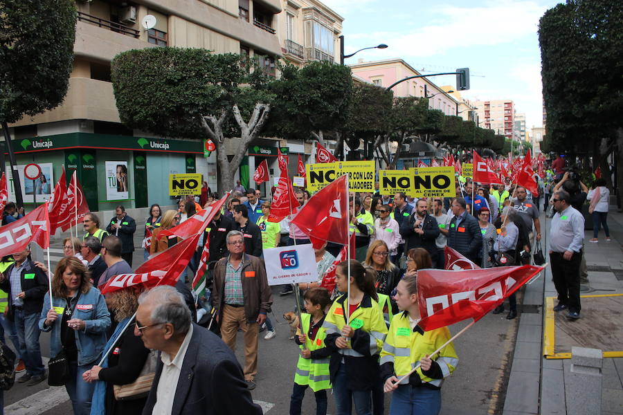 «¡Cemex no se cierra, antes a la guerra!»