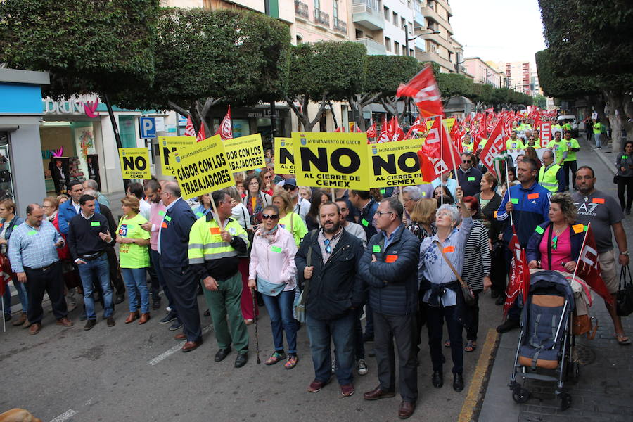 «¡Cemex no se cierra, antes a la guerra!»