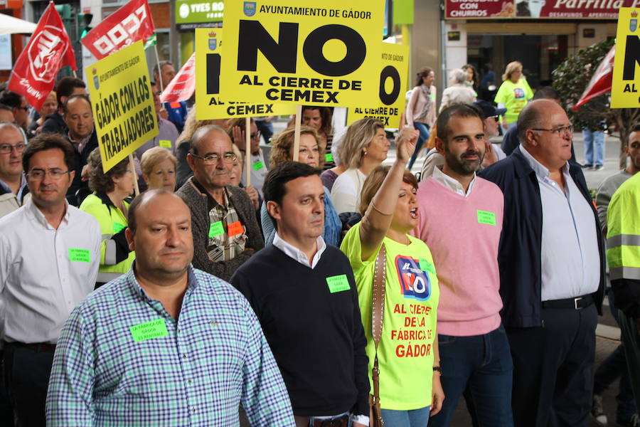 «¡Cemex no se cierra, antes a la guerra!»