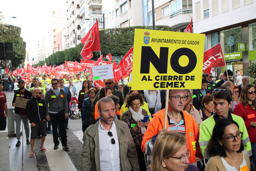 «¡Cemex no se cierra, antes a la guerra!»